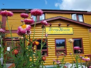 Property entrance - Longhouse Alaskan (Anchorage)