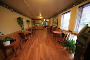 Lobby sitting area - Longhouse Alaskan (Anchorage)