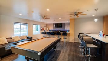 Sert le dßner et l'apéritif