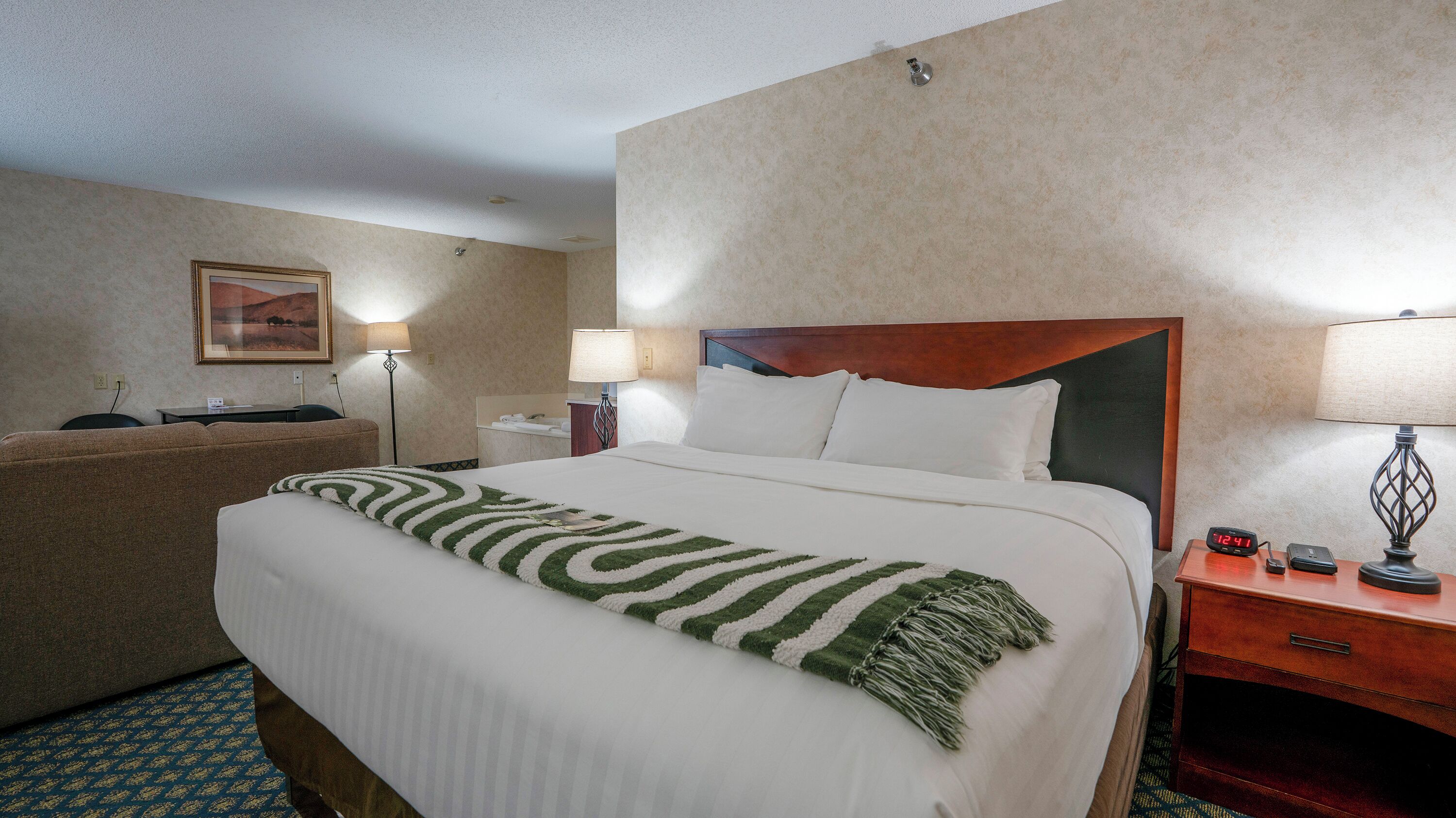 Deluxe Studio, 1 King Bed with Sofa bed | Blackout drapes, iron/ironing board, free WiFi, bed sheets