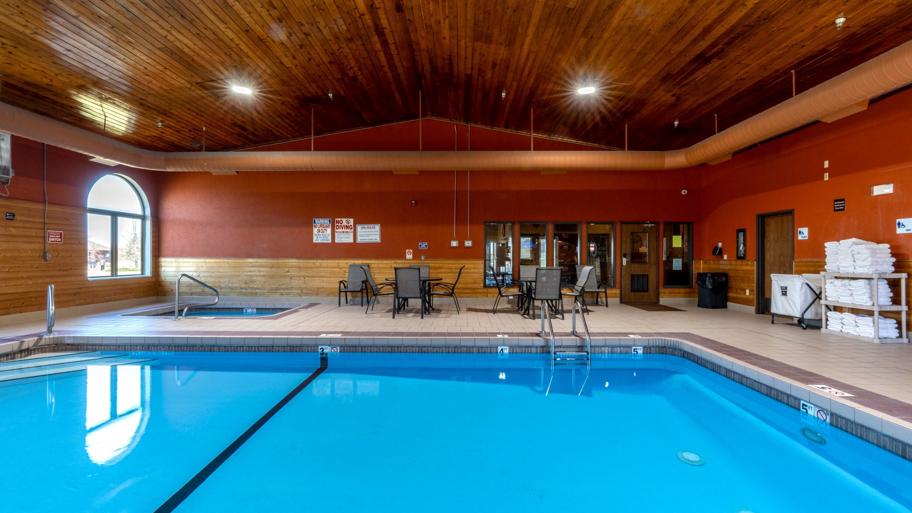 Una piscina cubierta