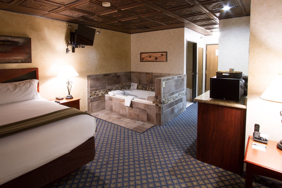 presidential studio suite, hot tub | jetted bathtub