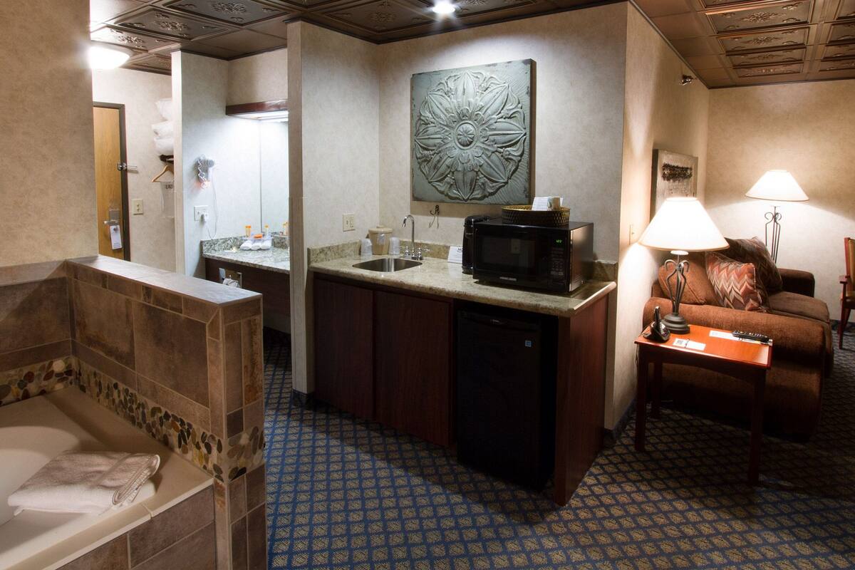 presidential studio suite, hot tub | bathroom | combined shower/bathtub, free toiletries, hair dryer, towels