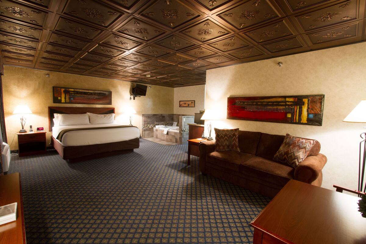 Suite estudio presidencial, bañera de hidromasaje | Cortinas opacas, tabla de planchar con plancha, wifi gratis