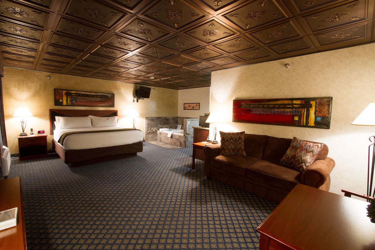 Presidential Studio Suite, Hot Tub | 1 bedroom, desk, blackout drapes, iron/ironing board
