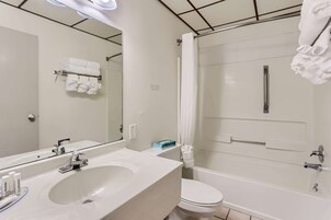 Bañera con ducha, secador de pelo, toallas