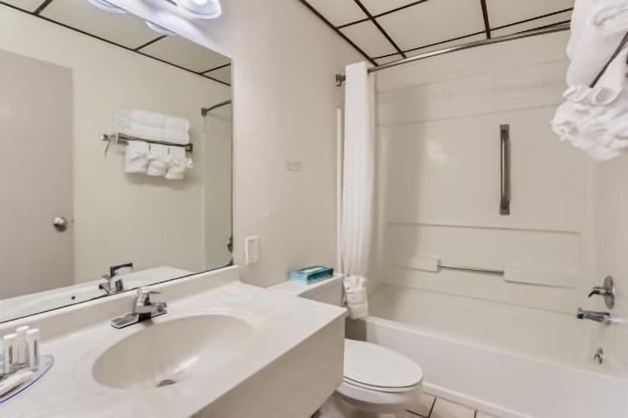 Bathroom | Combined shower/tub, hair dryer, towels