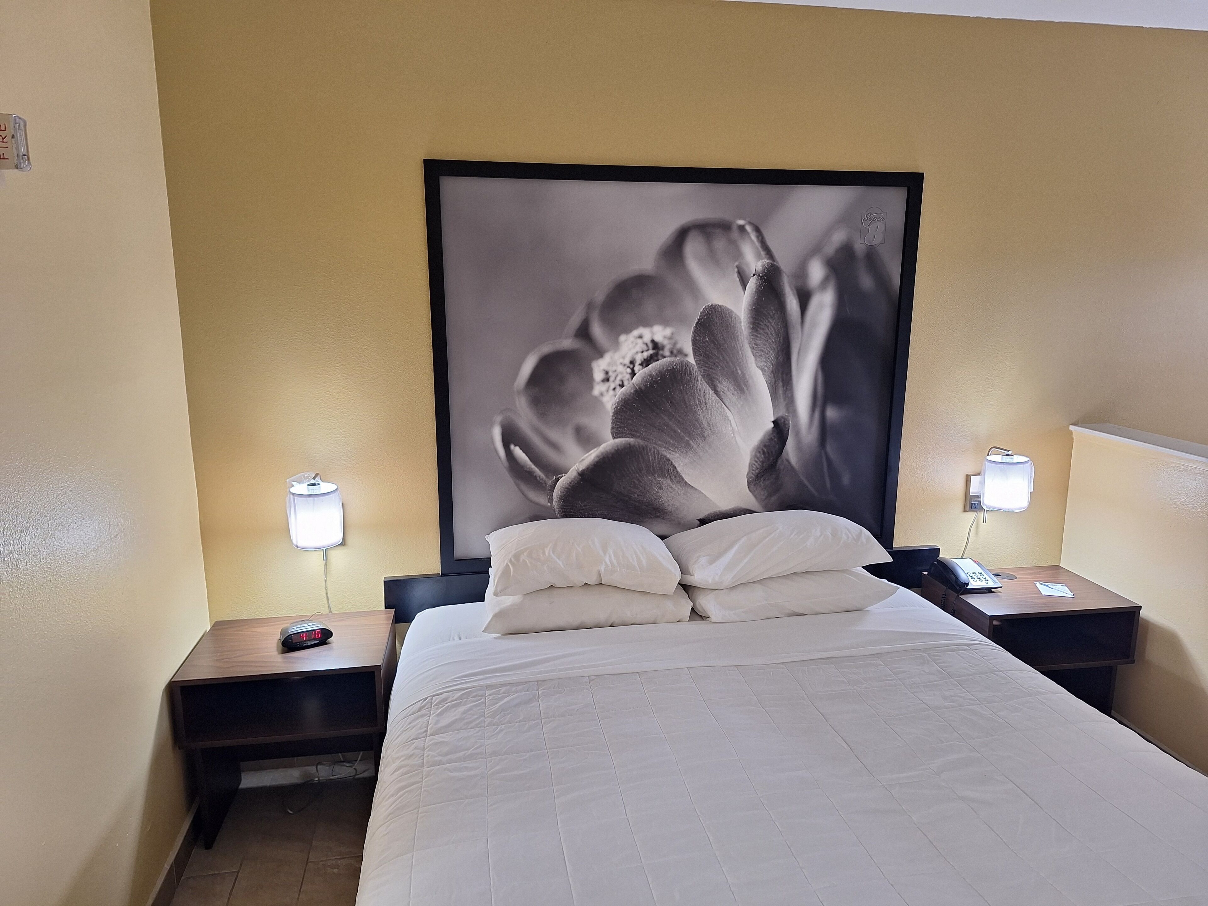 Habitación, 1 cama King size y sofá cama, para no fumadores (First Floor) | Escritorio, espacio para trabajar con laptop y insonorización 