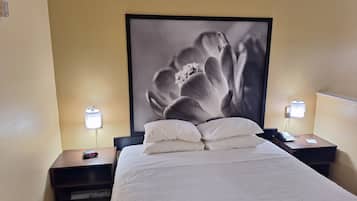 Habitación, 1 cama King size y sofá cama, para no fumadores (First Floor) | Escritorio, espacio para trabajar con laptop y insonorización
