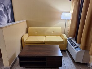 Zimmer, 1 King-Bett und Schlafsofa, Nichtraucher (First Floor) | Wohnbereich