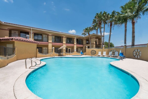 Utomhuspool, öppet 11.00 till 22.00, parasoller och solstolar