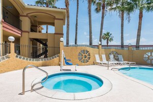 室外游泳池，11:00 至 22:00 开放，池畔遮阳伞，日光浴躺椅