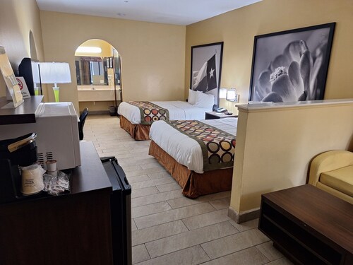 Super 8 by Wyndham Weslaco