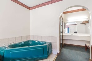Suite, 1 King-Bett und Schlafsofa, Nichtraucher (Mobility, Tub with Grab Bars) | Whirlwanne
