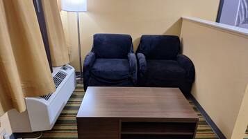Habitación estándar | Área de sala de estar | Televisión