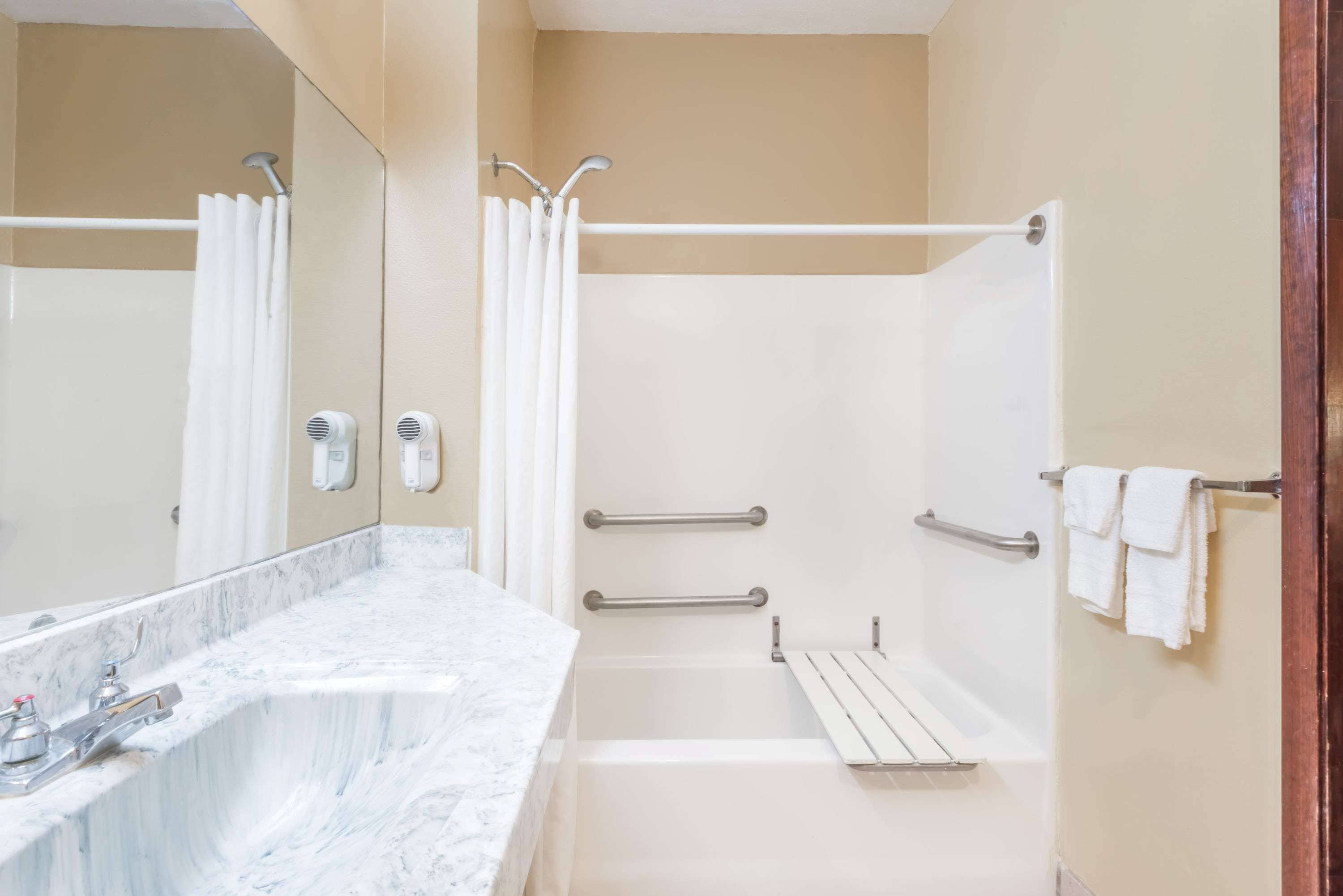 Bañera con ducha, bañera profunda, artículos de tocador gratuitos