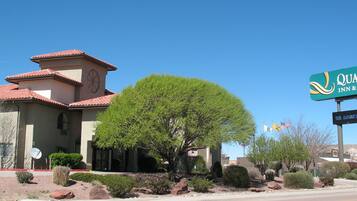 A building with a sign for Quality Inn & Suites.
