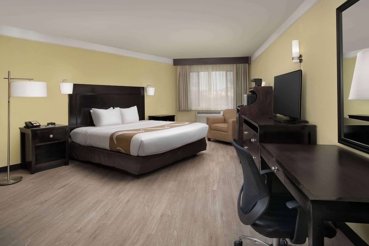 Premium bedding, down duvets, iron/ironing board, free WiFi