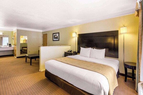 Premium bedding, down duvets, iron/ironing board, free WiFi