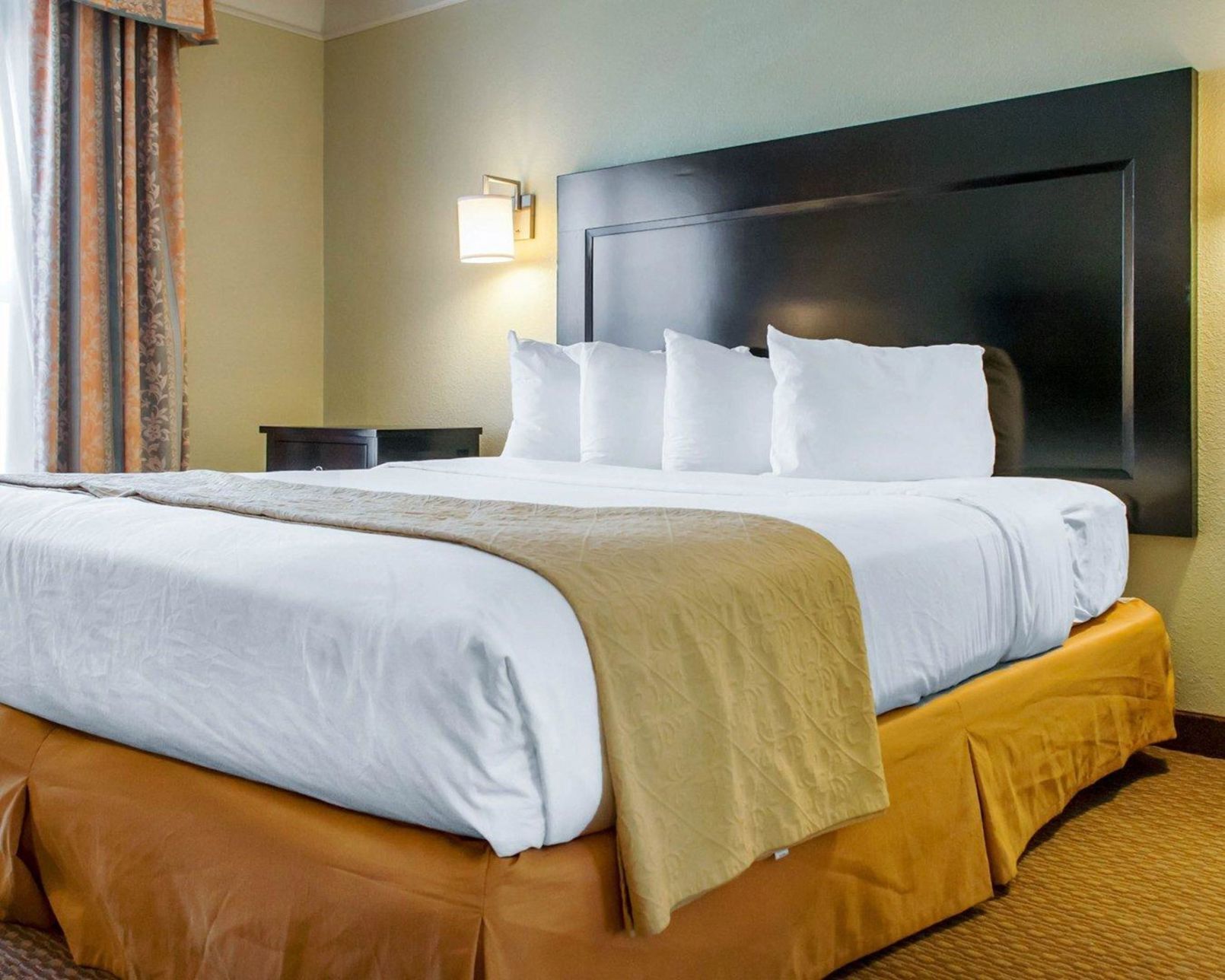 Premium bedding, down comforters, iron/ironing board, free WiFi