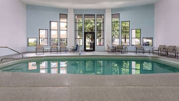 Una piscina cubierta