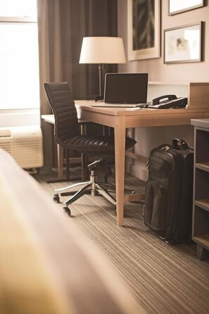 Desk, laptop workspace, blackout drapes, iron/ironing board - Country Inn & Suites by Radisson, Brooklyn Park - Brooklyn Center, MN (Brooklyn Center)