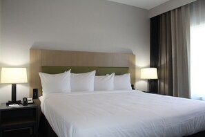 Suíte, 1 quarto, para não fumantes | Escrivaninha, espaço de trabalho para notebook, cortinas blackout