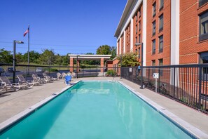 Una piscina al aire libre de temporada