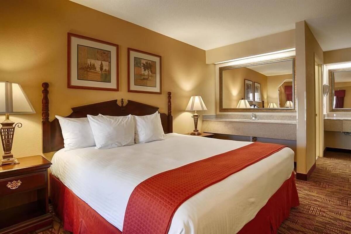 Desk, laptop workspace, iron/ironing board, cribs/infant beds