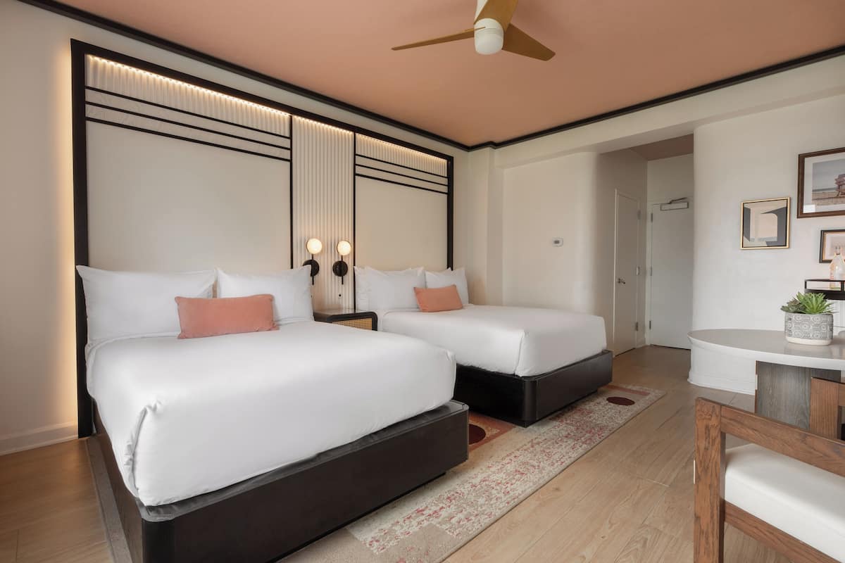 Hochwertige Bettwaren, Zimmersafe, Schreibtisch, schallisolierte Zimmer