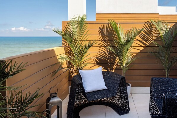 Premium Room, 1 Queen Bed, Partial Ocean View | Terrace/patio