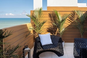 Premium Room, 1 Queen Bed, Partial Ocean View | Terrace/patio