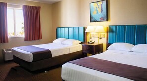 Quarto standard, 2 camas de casal | Cortinas blackout, ferros/tábuas de passar roupa, Wi-Fi de cortesia