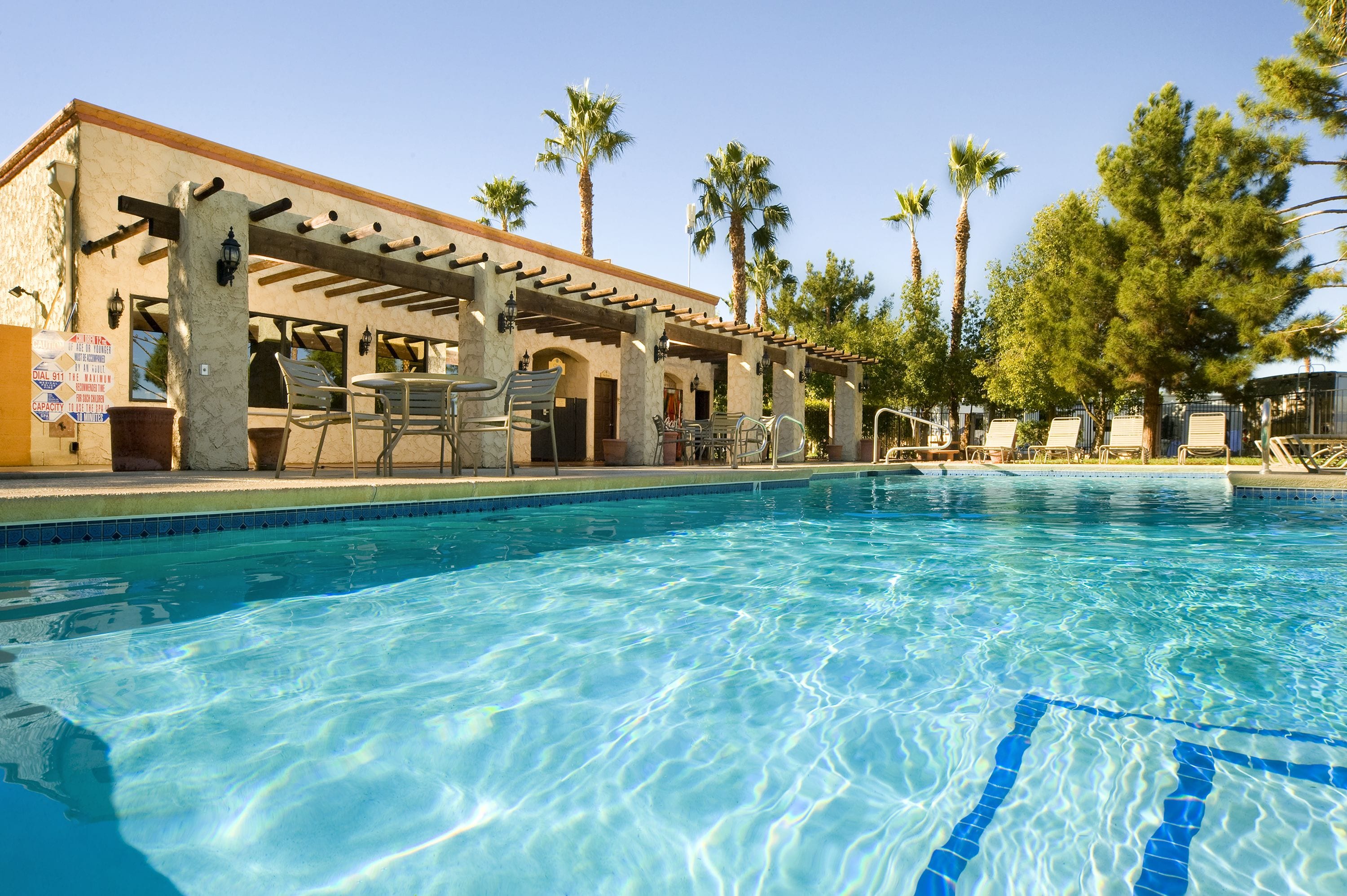 Una piscina al aire libre