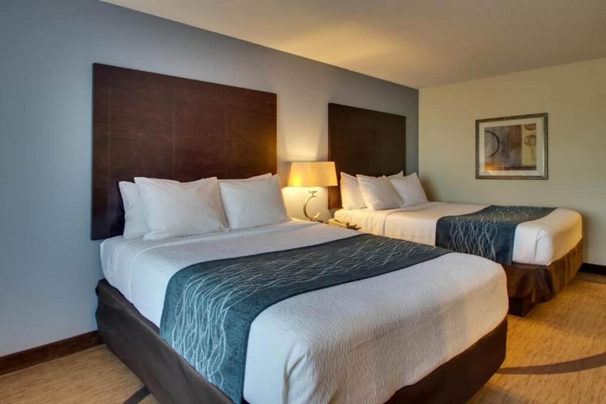 Chambre Standard, 2 grands lits (Non-Smoking Two Queens Room) | Bureau, rideaux occultants, fer et planche Ă repasser, Wi-Fi gratuit