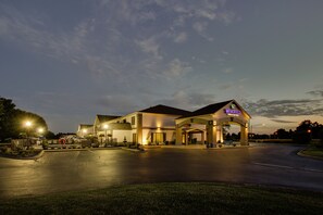 Façade de l’hébergement  – soirée/nuit