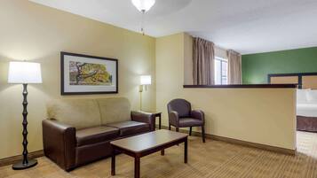 Skrivebord, blendingsgardiner, strykejern/-brett og wi-fi (inkludert)