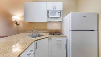 Meja kerja, tirai kedap cahaya, setrika/meja setrika, dan Wi-Fi gratis