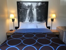 Standard Room, 1 King Bed | Desk, iron/ironing board, rollaway beds, free WiFi