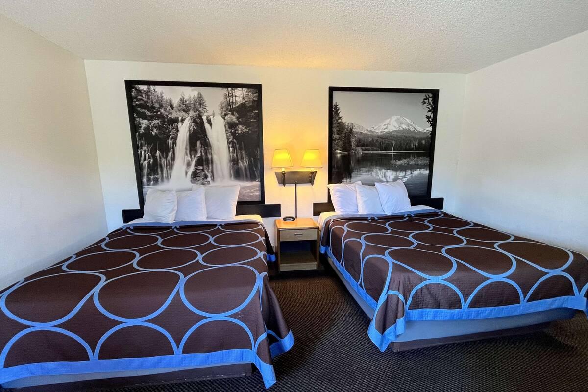 Chambre, 2 lits doubles, accessible aux personnes à mobilité réduite | Bureau, fer et planche à repasser, lit d’appoint (supplément)