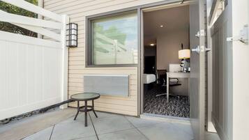 Habitación estándar, 1 cama Queen size, para no fumadores, patio | Servicios de la habitación