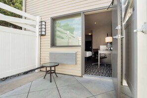 Standard Room, 1 Queen Bed, Non Smoking, Patio | Room amenity