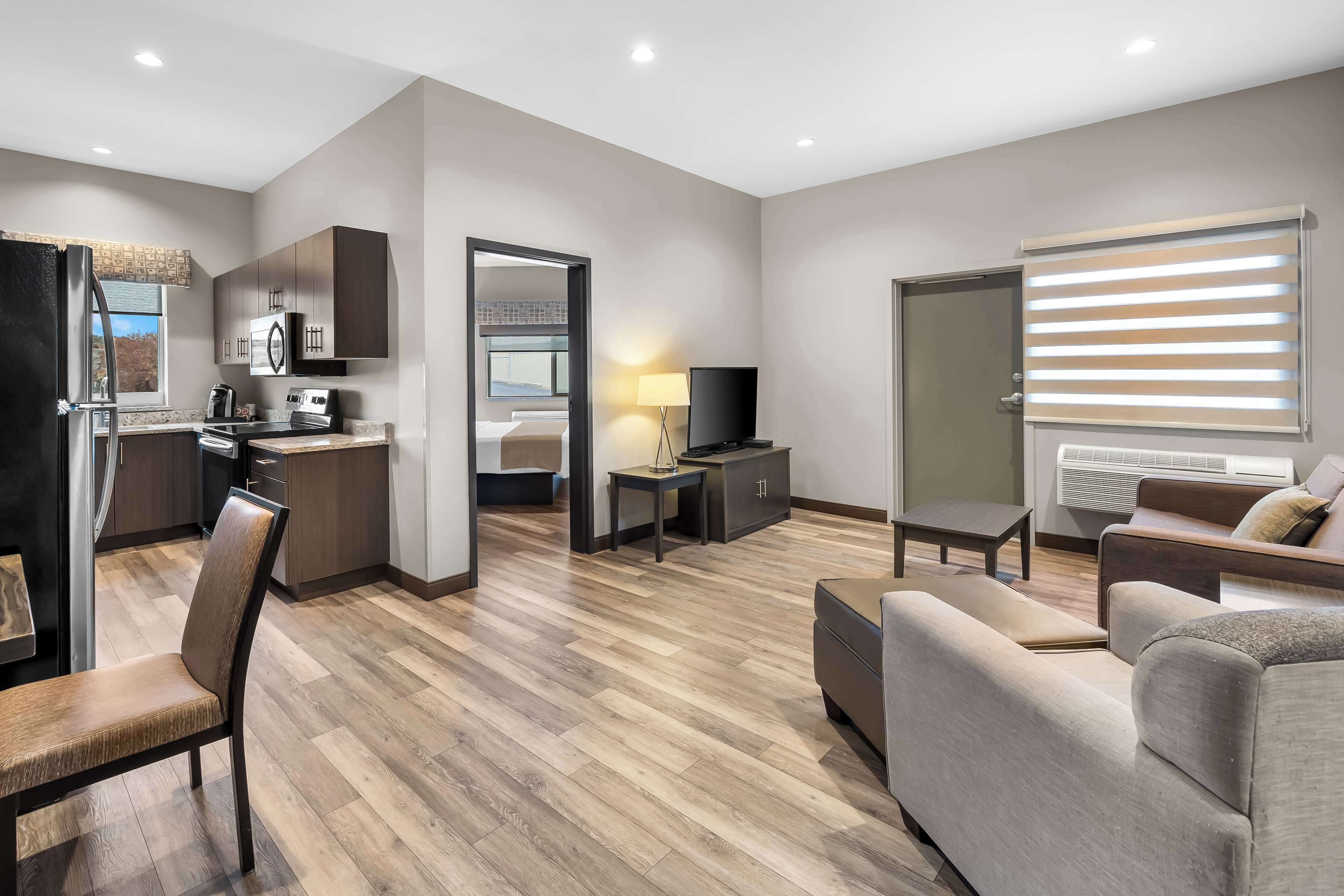 standard room, 1 king bed, non smoking, kitchenette (walk-in shower;with sofabed) | 1 bedroom, hypo-allergenic bedding, in-room safe, desk