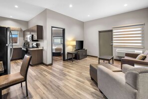 Standard Room, 1 King Bed, Non Smoking, Kitchenette (Walk-in Shower;with Sofabed) | Hypo-allergenic bedding, in-room safe, desk, laptop workspace - Best Western Sawtooth Inn & Suites (Jerome)