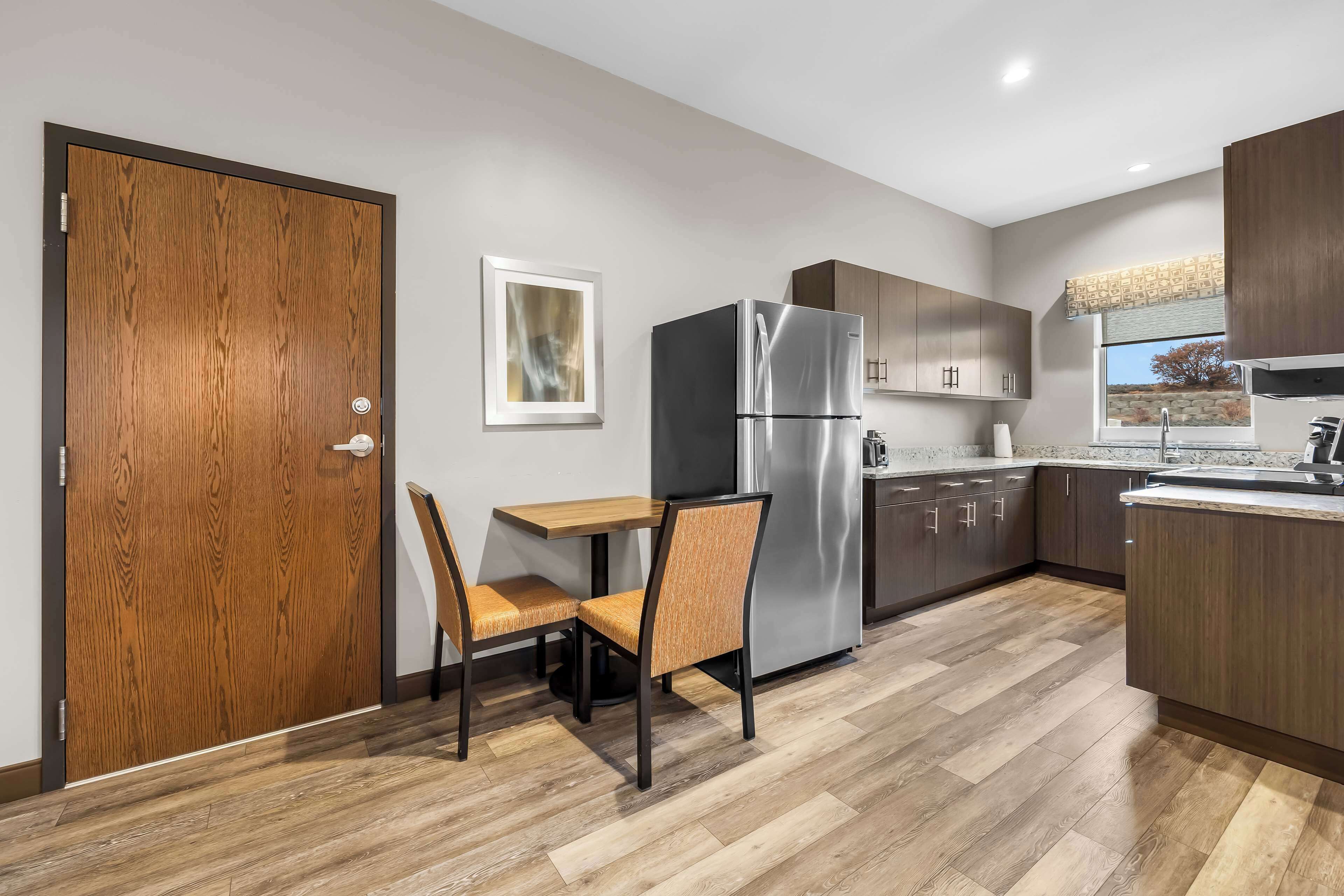 standard room, 1 king bed, non smoking, kitchenette (walk-in shower;with sofabed) | 1 bedroom, hypo-allergenic bedding, in-room safe, desk