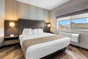 Quarto standard, 1 cama King, para não fumantes, cozinha americana (Walk-in Shower;with Sofabed) | Roupas de cama antialérgicas, cofres nos quartos, escrivaninha