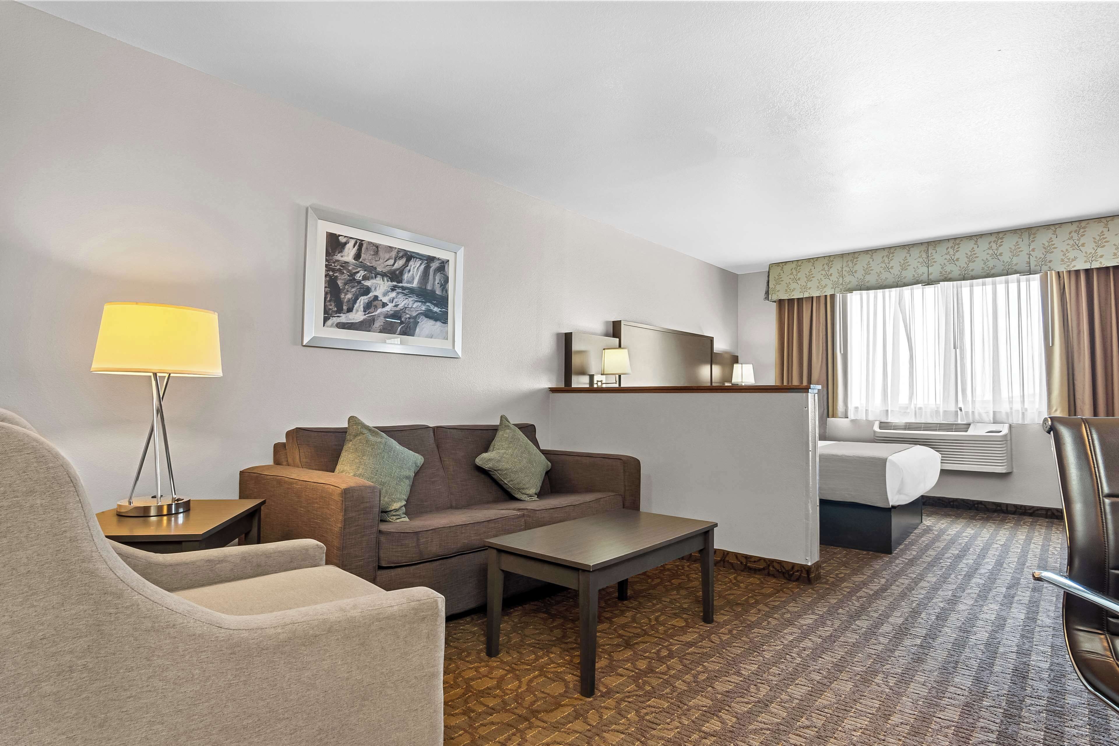 Hypo-allergenic bedding, in-room safe, desk, laptop workspace