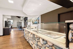 Ilmainen päivittäinen tilauksen mukaan valmistettu aamiainen