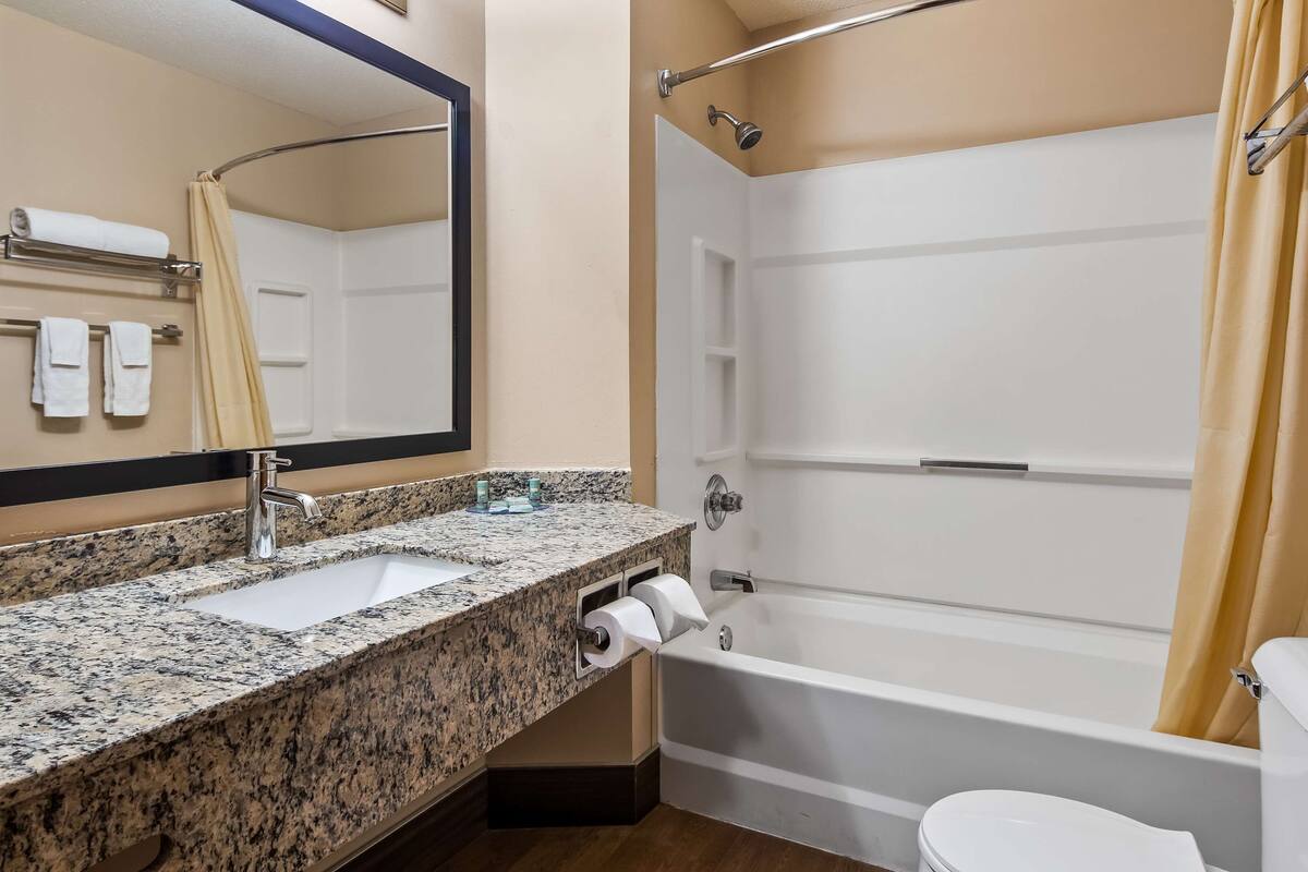 combined shower/bathtub, hydromassage showerhead, free toiletries