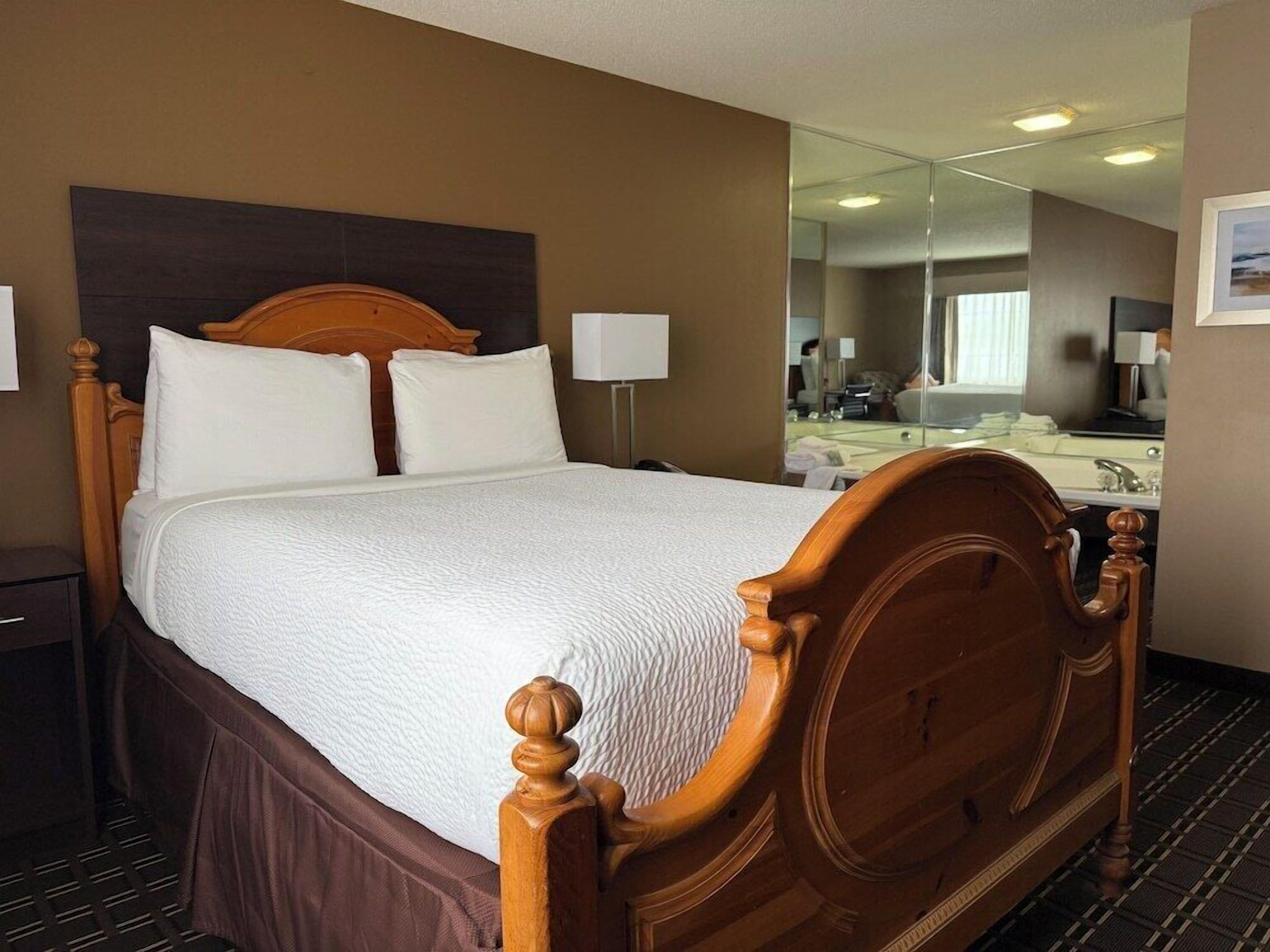 Tabla de planchar con plancha, wifi, ropa de cama